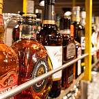 Bar mit Alkoholflaschen
