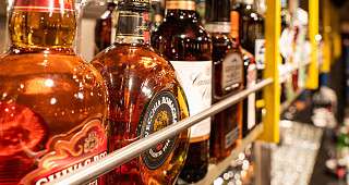 Bar mit Alkoholflaschen